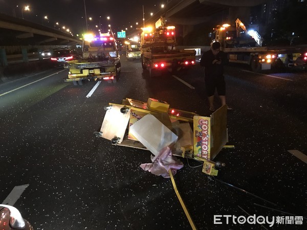 ▲▼國道貨車載運娃娃機沒有綑綁牢固，其中2台半途掉落波及4車。（圖／記者陳豐德翻攝）