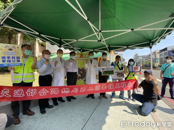 ▲交通部長林佳龍視察員生醫院旁的Z字形人形步道。（圖／員榮醫院提供）