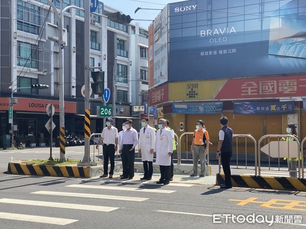 ▲交通部長林佳龍視察員生醫院旁的Z字形人形步道。（圖／員榮醫院提供）