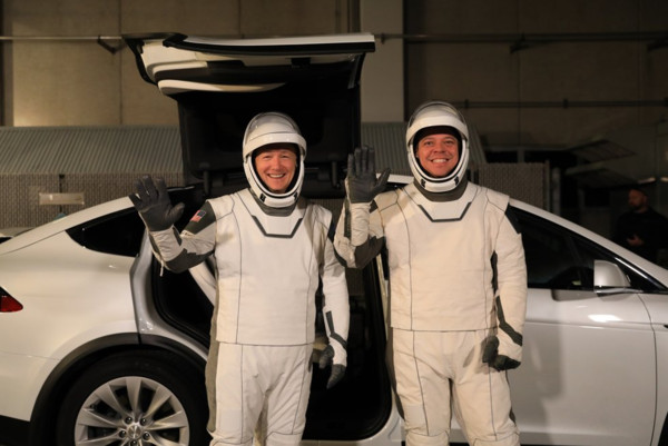 ▲特斯拉Model X變身太空人接駁車。（圖／翻攝美國太空總署署長Jim Bridenstine推特）
