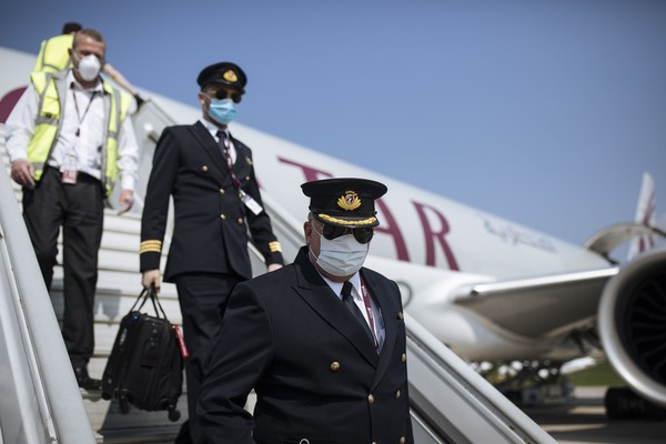 ▲▼卡達航空2名飛行員離開飛機時配戴口罩。（圖／達志影像／美聯社）