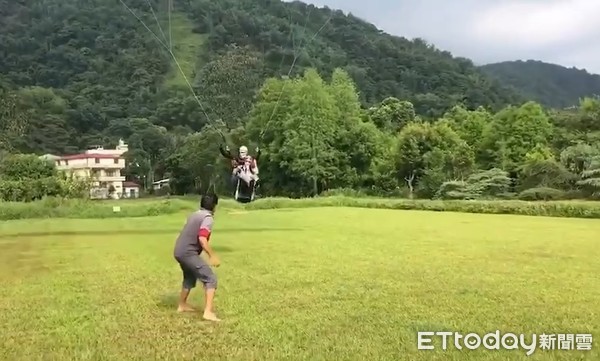 ▲▼106歲人瑞尤德馨玩飛行傘。（圖／記者張弘昌翻攝）