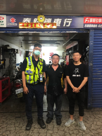 ▲交換生深夜機車拋錨暖警主動援助