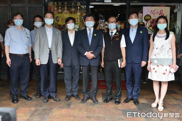 ▲▼   陳宗彥,周志浩,張上淳,莊人祥陪同陳時中走訪店家           。（圖／記者張一中攝）