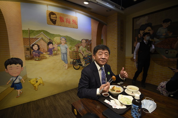 ▲陳時中吃滷肉飯。（圖／台北市攝影記者聯誼會提供）