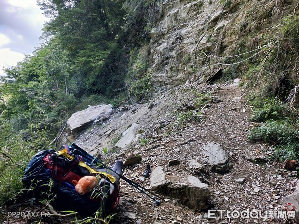 ▲▼ 台北大學女學生仁愛登山，摔倒頭部裂傷、骨折山難，南投縣消防員趕抵救援。（圖／記者張弘昌攝）