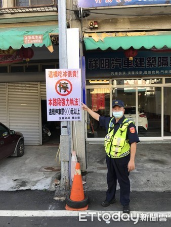 ▲台南玉井農會冰店吃冰人潮增多，少數遊客貪圖方便，將車輛違停在冰店門口，影響往來人車通行，玉井警方強力取締。 （圖／記者林悅翻攝，下同）