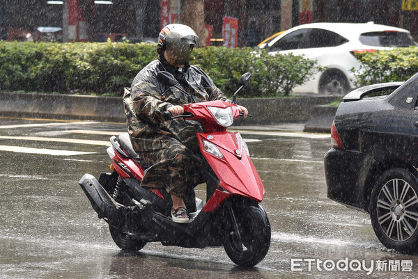 ▲▼下雨,雨天,天氣,積水,豪大雨,雷陣雨,梅雨,降雨,氣象,行車安全,雨天行車,交通安全,機車,通勤,交通。（圖／記者李毓康攝）