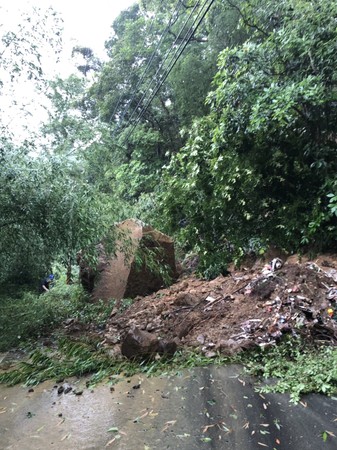 ▲尖石地區豪雨造成落石坍塌　搶修後恢復單向通車。（圖／記者陳凱力翻攝）