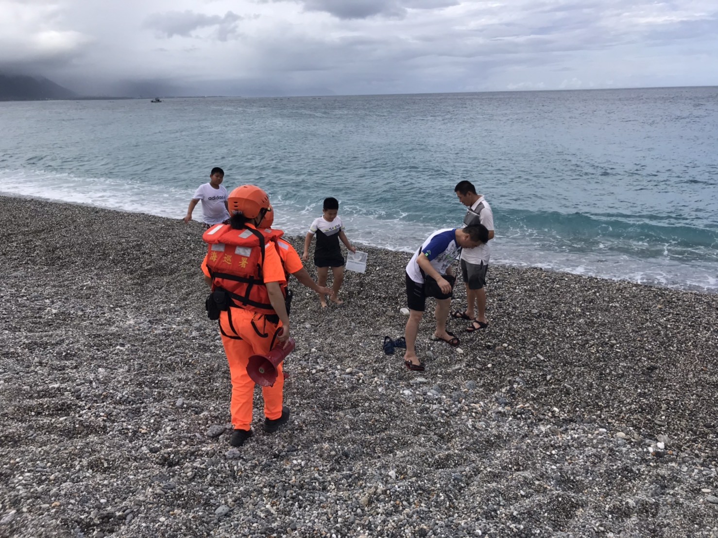 ▲▼第一二岸巡隊於旅遊戲水熱點，對岸際民眾加強柔性勸導，勿靠近海邊發生意外。（圖／第一二岸巡隊提供，下同）