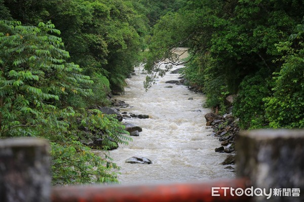 ▲快訊／新北烏來溪水暴漲！3溯溪民眾失聯　警消急尋。（圖／記者陳雕文翻攝）