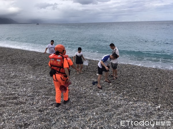 ▲▼第一二岸巡隊於旅遊戲水熱點，對岸際民眾加強柔性勸導，勿靠近海邊發生意外。（圖／第一二岸巡隊提供，下同）