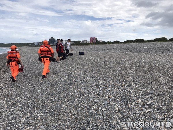 ▲▼第一二岸巡隊於旅遊戲水熱點，對岸際民眾加強柔性勸導，勿靠近海邊發生意外。（圖／第一二岸巡隊提供，下同）