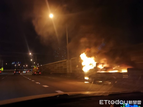 ▲高雄88快速道路閘道入口發生火燒車             。（圖／記者吳奕靖攝）