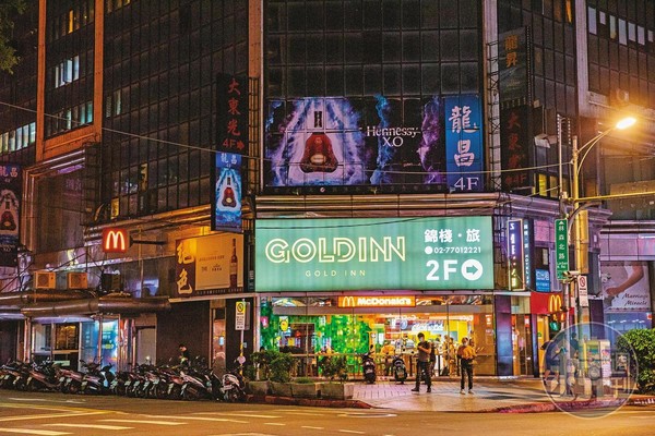 為節省水電開支，台北市林森北路許多酒店連招牌燈都熄了。
