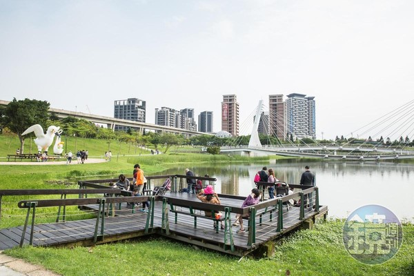 佔地6公頃的生態公園「青塘園」，是青埔特區指標地景，為該區提供休閒機能。