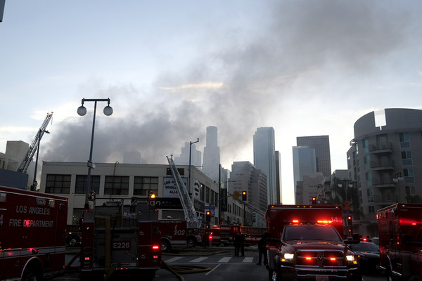 ▲▼  美國加州洛杉磯市中心16日一棟建物起火爆炸。（圖／達志影像／美聯社）