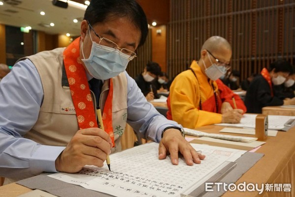 ▲佛光山南台別院邀請台南市長黃偉哲、澎湖縣議會劉陳昭玲議長、台南市警局長周幼偉等人，在南區總住持滿舟法師引領下，共聚佛光山南台別院一同抄經。（圖／記者林悅翻攝，下同）