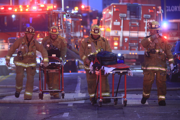 ▲▼美國加州洛杉磯市中心16日一棟建物起火爆炸造成11名消防員受傷。（圖／達志影像／美聯社）