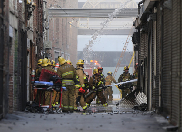 ▲▼美國加州洛杉磯市中心16日一棟建物起火爆炸造成11名消防員受傷。（圖／達志影像／美聯社）