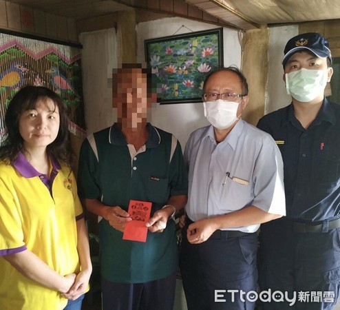 ▲新營天鳳宮代表林文華、黎明中學莊雅敏老師、新營分局交通組長王鼎欽共同前往慰問家屬，並致贈善款協助家屬度過難關。（圖／記者林悅翻攝）