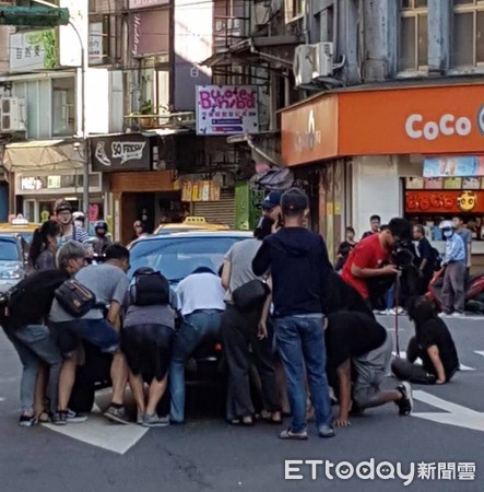 ▲▼基隆小狗被車壓，路人合力抬車救狗。（圖／網友曾小姐授權提供）