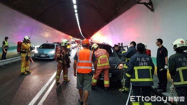 ▲▼警消灌救在國5彭山隧道引擎突冒濃煙休旅車，而車上3人是驚險逃離。（圖／記者游芳男翻攝，下同）