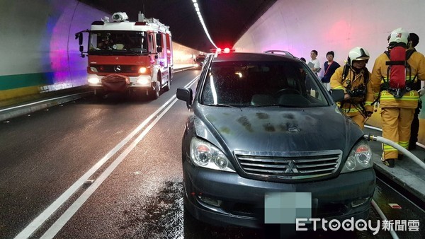 ▲▼警消灌救在國5彭山隧道引擎突冒濃煙休旅車，而車上3人是驚險逃離。（圖／記者游芳男翻攝，下同）