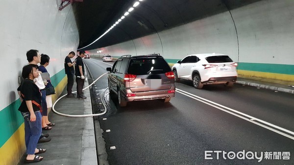 ▲▼警消灌救在國5彭山隧道引擎突冒濃煙休旅車，而車上3人是驚險逃離。（圖／記者游芳男翻攝，下同）