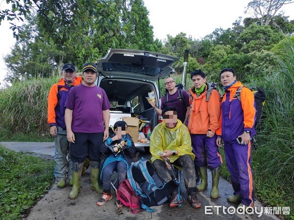 ▲▼搜救人員並於次日再尋獲其餘5人平安護送下山。（圖／桃園市消防局提供）