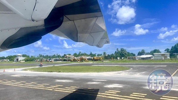 登機後等待地勤作業的空檔，從機窗看見當地人又快樂地騎著車穿梭機場。