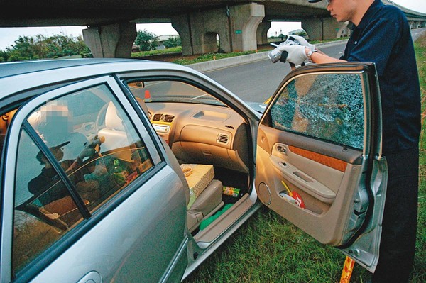 鑑識人員發現彈殼落在車內，死者毫無反抗跡象，直覺案情不單純。（翻攝畫面）