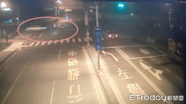 ▲驚悚畫面曝光！台南轎車高速撞上女騎士。（圖／讀者提供）