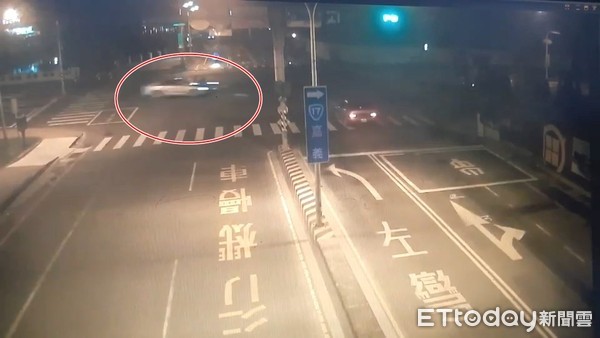 ▲驚悚畫面曝光！台南轎車高速撞上女騎士。（圖／讀者提供）