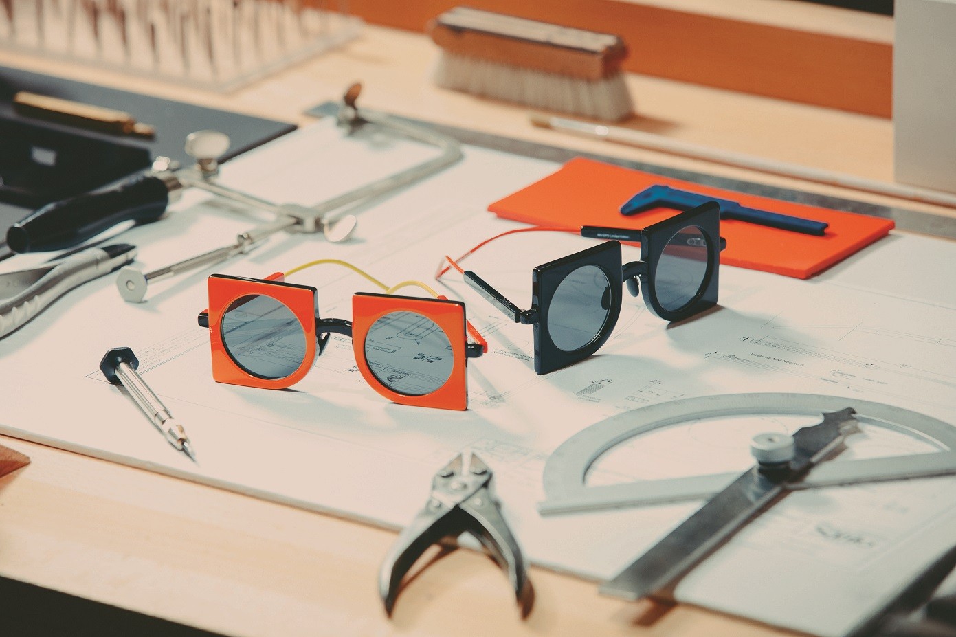 ▲Max Mara 攜手設計師 George Sowden 與 Nathalie Du Pasquier 推出 CoopDPS 聯名款“ NEOPRISM” 太陽眼鏡    。（圖／品牌提供）