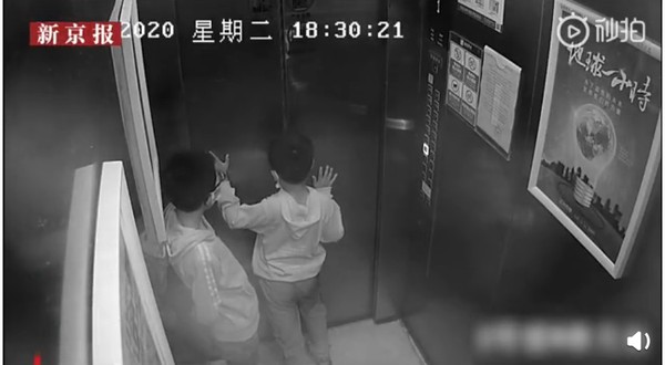 8歲頑皮童硬扒開電梯門　「打開只有一面牆」頭慘被卡在30cm縫隙。（圖／翻攝自新京報我們視頻）