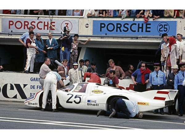 1970年6月14日利曼24小時Vic Elford與Kurt Ahrens駕駛917 LH Coupé。917車後由左至右為Helmuth Bott、Gerhard Kuechle、Kurt Ahrens、Helmut Flegl、Vic Elford（身後為Roland Bemsel）、Werner Enz。