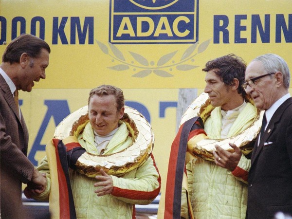 1970年5月31日紐柏林1,000公里賽事頒獎台上，Kurt Ahrens（左2）與Vic Elford（右2）合作駕駛Porsche 908/03奪冠。