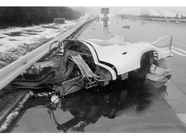 Kurt Ahrens於1970年4月駕駛917-006於Ehra-Lessien測試賽道遭遇車禍。