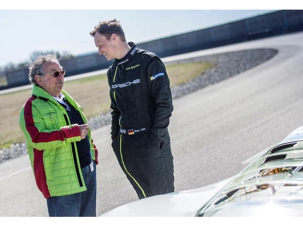 Kurt Ahrens至今仍活躍於保時捷博物館於世界各地所舉辦的著名經典車聚及各項經典賽事。他也會與年輕世代賽車手進行交流，如圖中利曼賽事冠軍Marc Lieb。