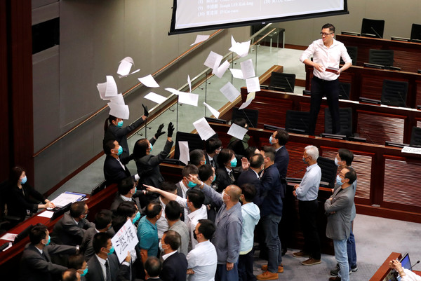 ▲▼香港立法會內會投票發生衝突。（圖／路透社）