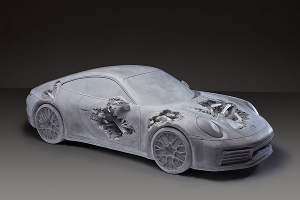 ▲《Ash & Pyrite Eroded Porsche》雕塑品。（圖／翻攝Phillips）