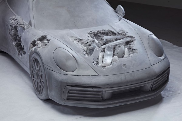 ▲《Ash & Pyrite Eroded Porsche》雕塑品。（圖／翻攝Phillips）