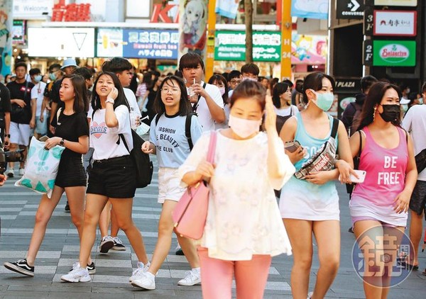 台灣雖月餘無本土案例，但端午連假各地景點恐再現人潮，須慎防疫情回馬槍。圖為人來人往的台北西門町，已有不少民眾摘下口罩。