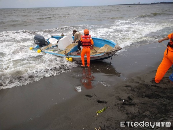 ▲漁民不熟悉當地潮流及地形，才發生漁船進水及擱淺情事，最後在海巡人員援助下成功脫困，船員對海巡人員協助表達感謝。（圖／記者林悅翻攝，下同）