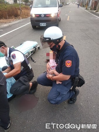 ▲高雄市一名女子摔車後，警方發現她懷中緊抱一名6月大的女嬰            。（圖／記者吳奕靖翻攝）