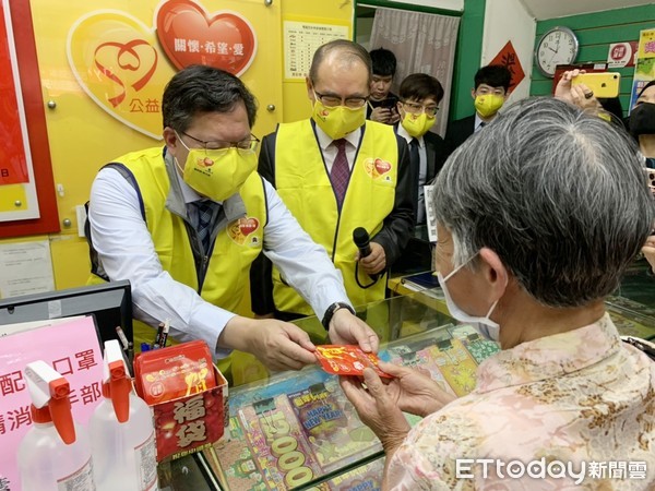 ▲桃園市長鄭文燦義務擔任一日店長。（圖／記者沈繼昌攝）