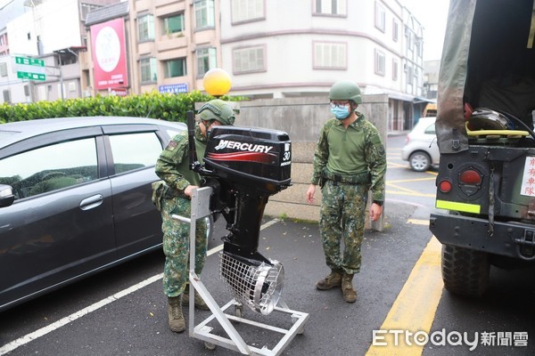 ▲▼梅雨鋒面致災性豪大雨威脅，19日下午，陸軍蘭指部161名兵力、18車輛、3膠舟等進駐宜蘭防災。（圖／記者游芳男翻攝，下同）