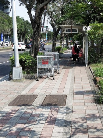 ▲▼賣場「手推車」被放在公車停靠站。（圖／翻攝自《爆怨公社》）