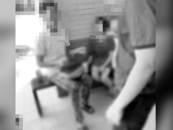 ▲有民眾在台南南區一超商前見一男子不斷摸一名小女孩的大腿，驚覺有異急報警。（圖／翻攝《台南爆料公社》）